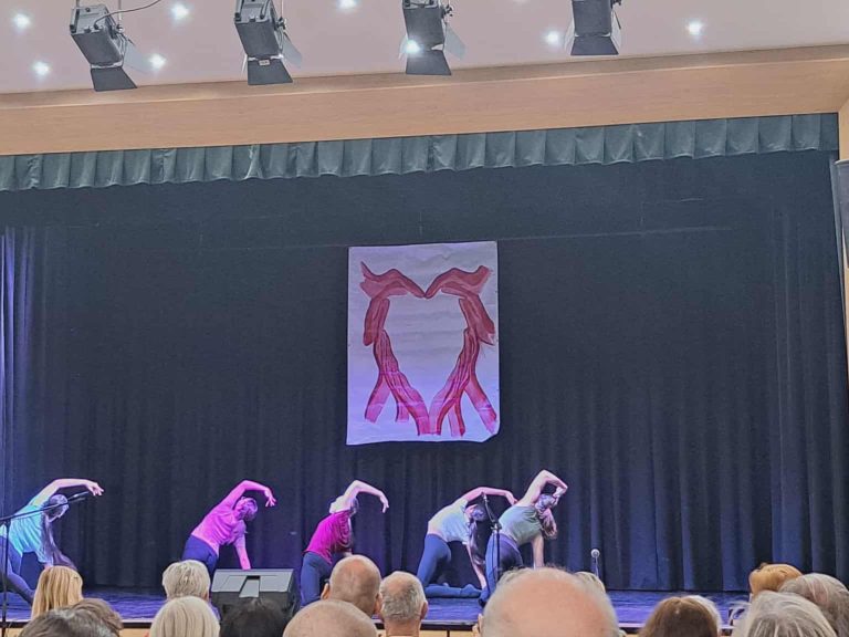 Színjáték a Szeretet nevében