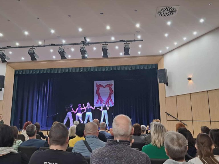 Színjáték a Szeretet nevében