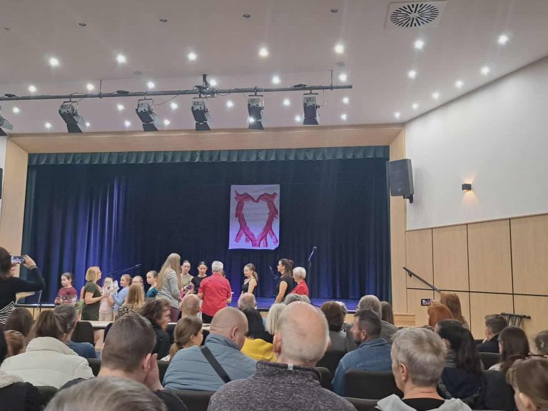 Színjáték a Szeretet nevében